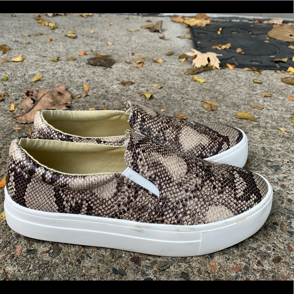 Super cute snake print American eagle slide ons